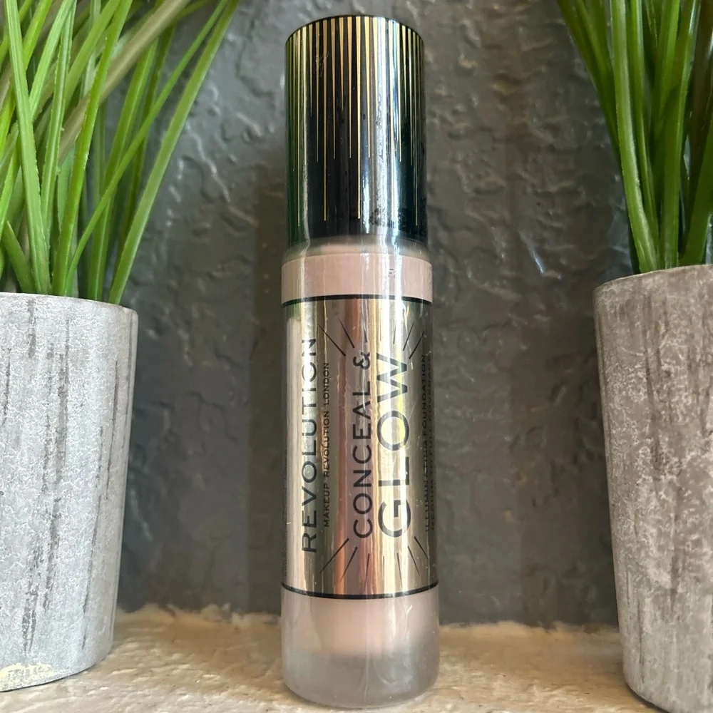 Makeup Revolution London Conceal & Glow Foundation - Cream F2